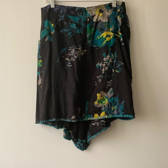 Essential asymmetrical 100% wool skirt - Picture 7 of 11